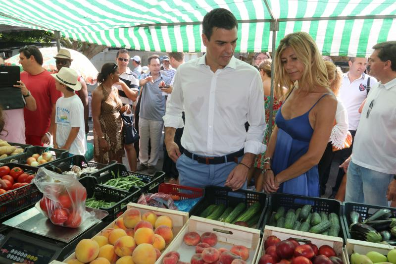 El presidente del Gobierno, Pedro Sánchez, junto a su mujer, Begoña Gómez.