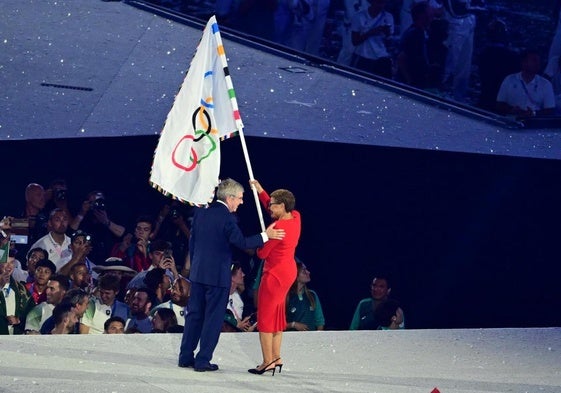 El presidente del COI, Thomas Bach, y la alcaldesa de Los Ángeles, Karen Bass, con la bandera olímpica.