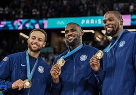 De izquierda a derecha, Stephen Curry, LeBron James y Kevin Durant lucen el oro ganado con la selección estadounidense de baloncesto en París.