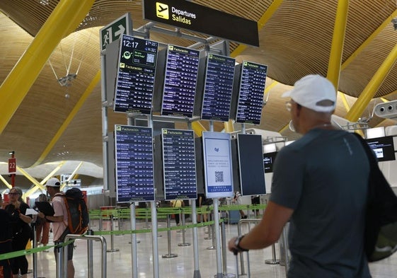 Pasajeros en el aeropuerto de Madrid-Barajas.