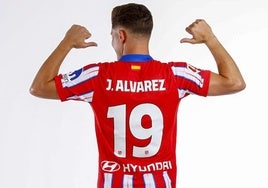 Julián Álvarez ya luce la camiseta del Atlético.