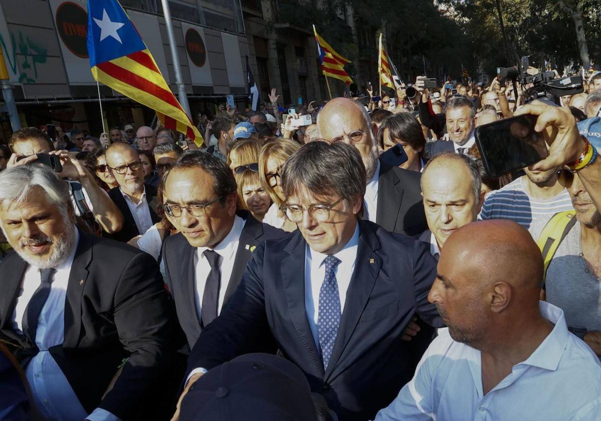 Puigdemont logra irrumpir en su acto de bienvenida junto al Parlament sin ser detenido.