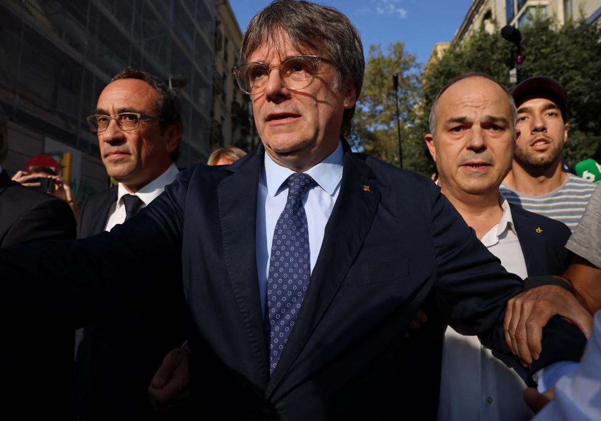 Carles Puigdemont, el jueves pasado, flanqueado por Josep Rull y Jordi Turull.