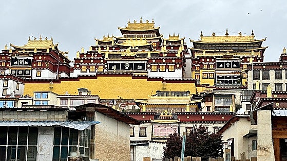 Llegamos a Shangri-La, que ni se llama así ni es la aldea de recogimiento que creía