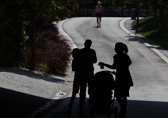 Familia a la sombra durante un episodio de ola de calor.