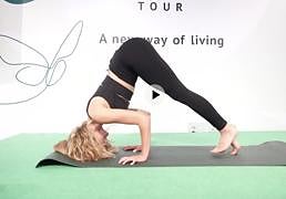 Así se hace la postura del trípode en yoga, paso a paso con una experta de WeLife