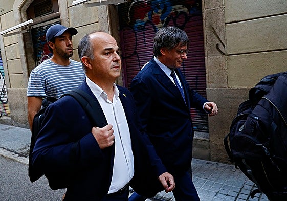 Carles Puigdemont a su llegada al acto del 8 de agosto en Barcelona acompañado por Jordi Turull