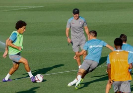 Simeone supervisa un entrenamiento del Atlético.