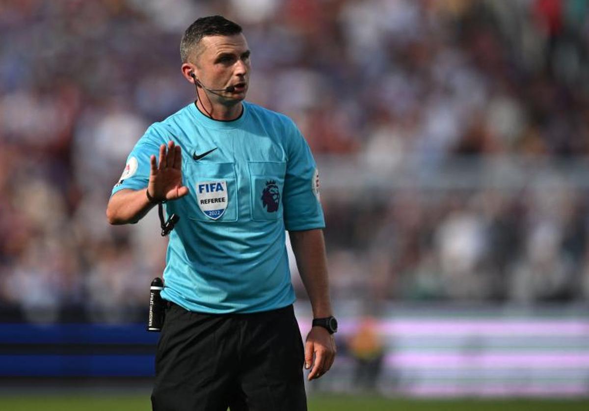 Michael Oliver, dirigiendo el partido entre West Ham United y Manchester City.