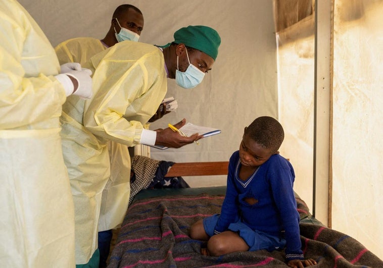 Un médico examina a un niño con mpox en la República Democrática del Congo.