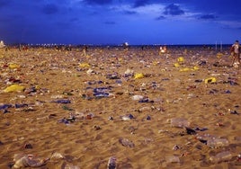 Imángenes de la playa de la Malvarrosa de Valencia, llena de basura, tras la celebración de la noche de San Juan.