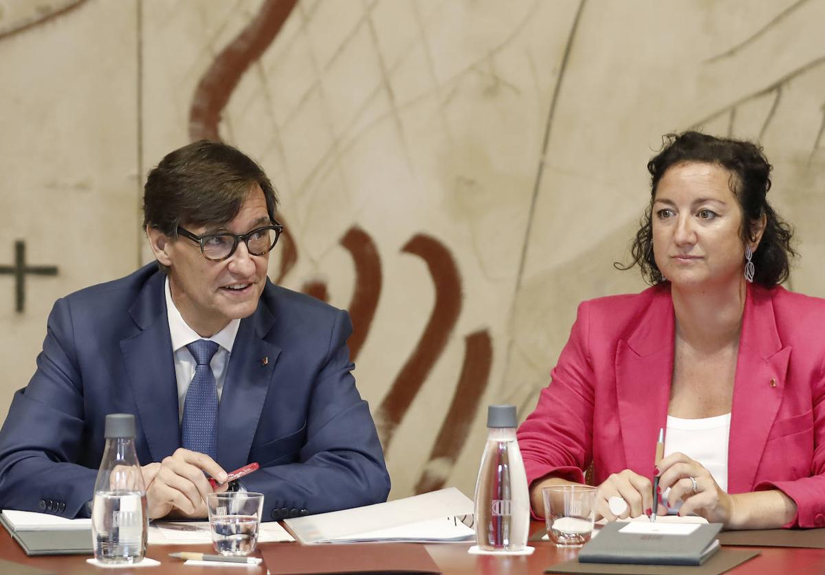 El presidente de la Generalitat, Salvador Illa, acompañado por la consellera de Economía, Alícia Romero.