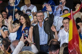 Ayuso, Feijóo y Almeida, ayer en Madrid bajo la lluvia, en el penúltimo día de campaña para las europeas