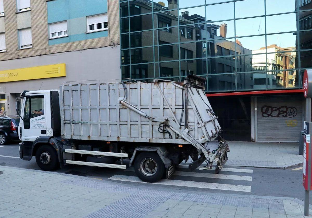 Un camión pasa por el lugar en el que se produjo el atropello.