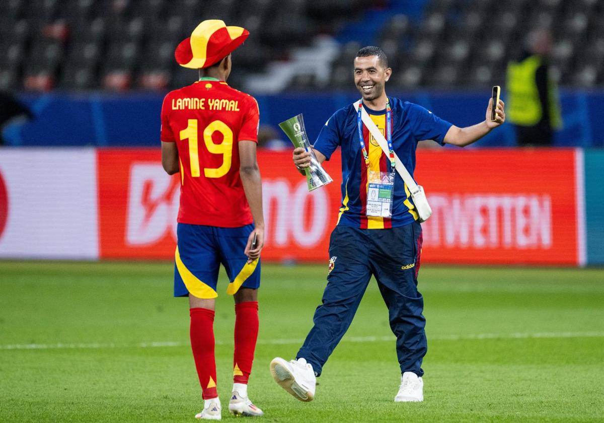 Lamine Yamal y su padre, tras la conquista de la Eurocopa con la selección española.