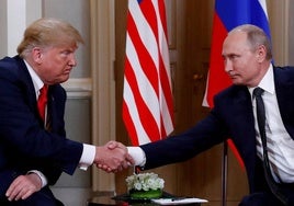 Donald Trump y Vladímir Putin se dan un apretón de manos durante un encuentro en Helsinki en 2022.