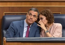 El presidente del Gobierno, Pedro Sánchez y la vicepresidenta primera y ministra de Hacienda, María Jesús Montero, durante un pleno en julio.