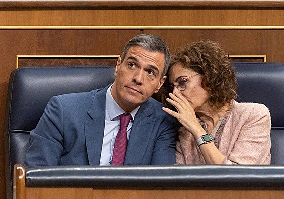 El presidente del Gobierno, Pedro Sánchez y la vicepresidenta primera y ministra de Hacienda, María Jesús Montero, durante un pleno en julio.