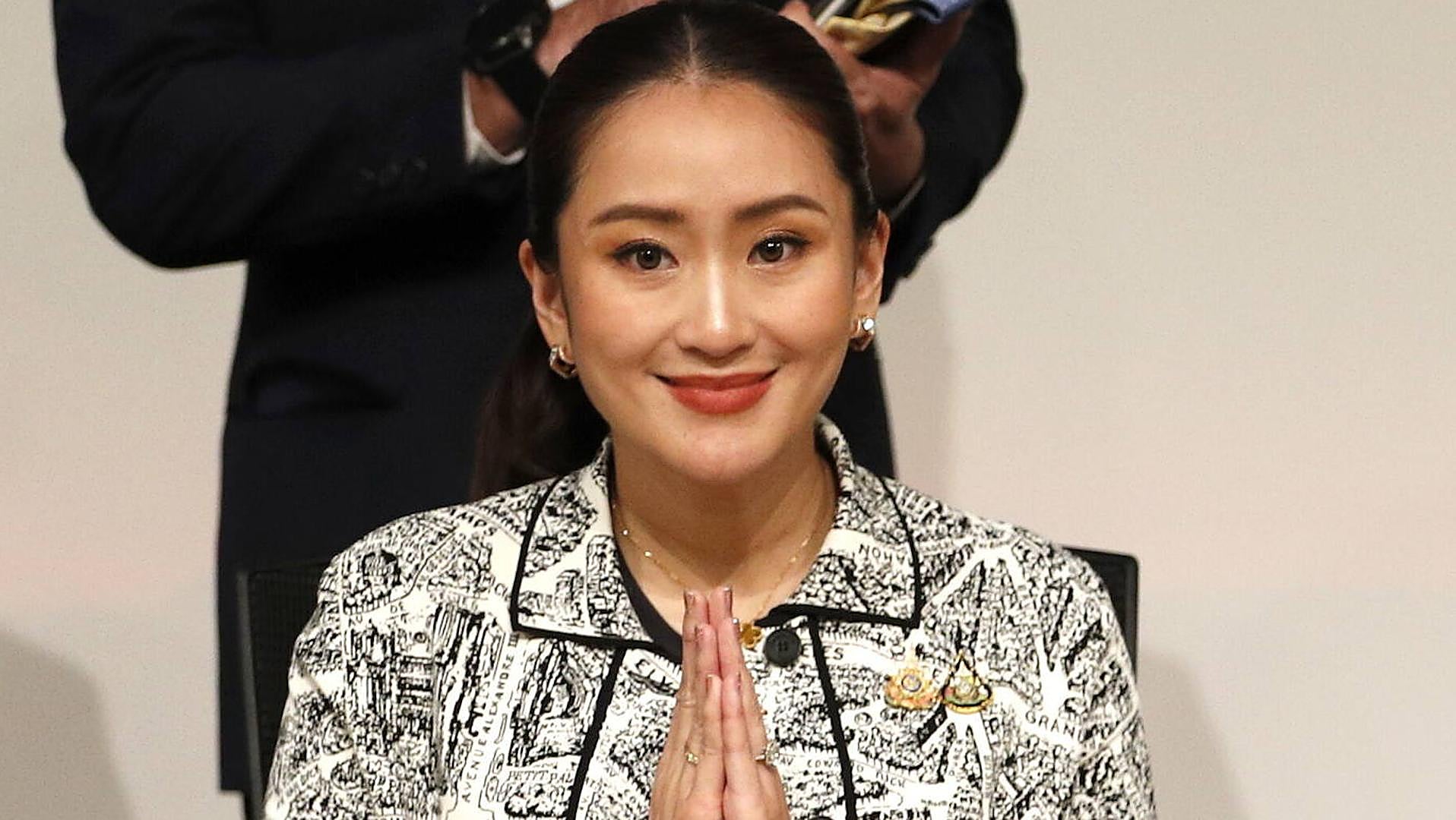 高級ブランド、パイロットの夫、そして地球半周旅行、これがタイ最年少首相の人生です