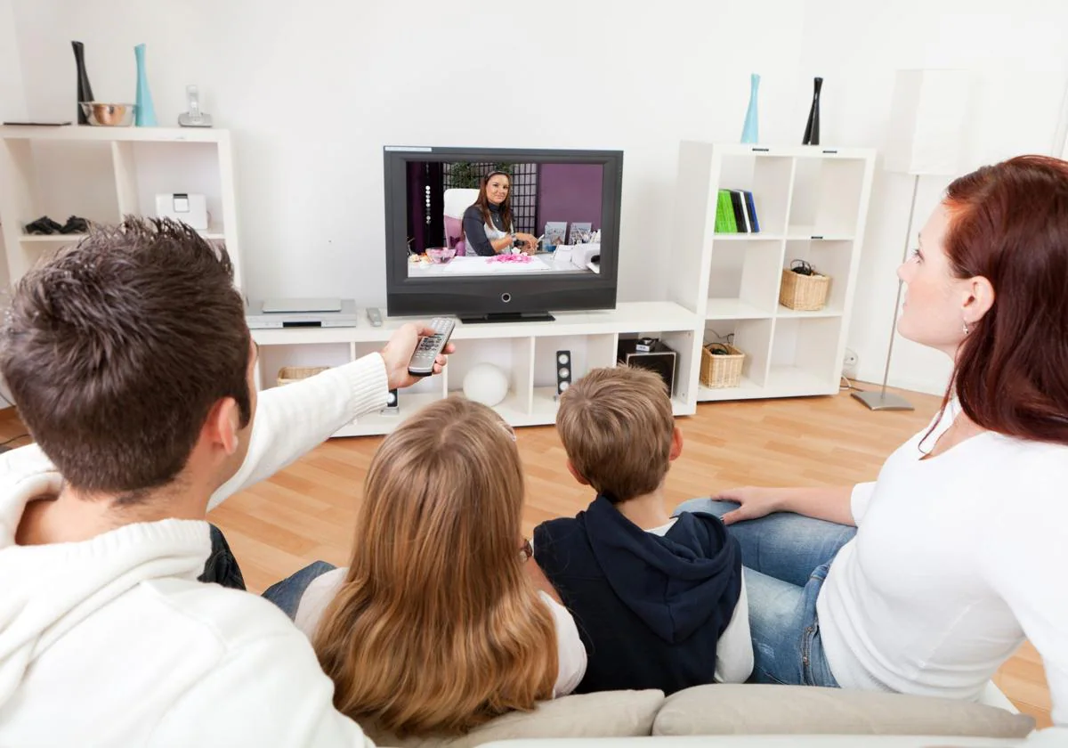 Una familia viendo la televisión de su casa