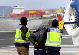 Policías nacionales trasladan a un detenido en Ceuta por adoctrinamiento salafista