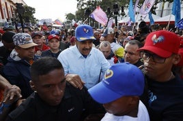 Nicolás Maduro saluda a sus simpatizantes durante la manifestación en Caracas.