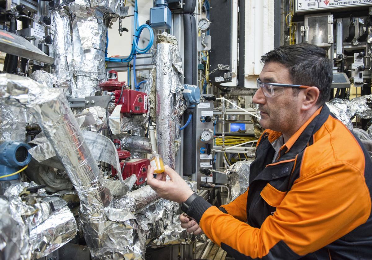 Un operario de Repsol obtiene combustible renovable en una planta piloto de Madrid.