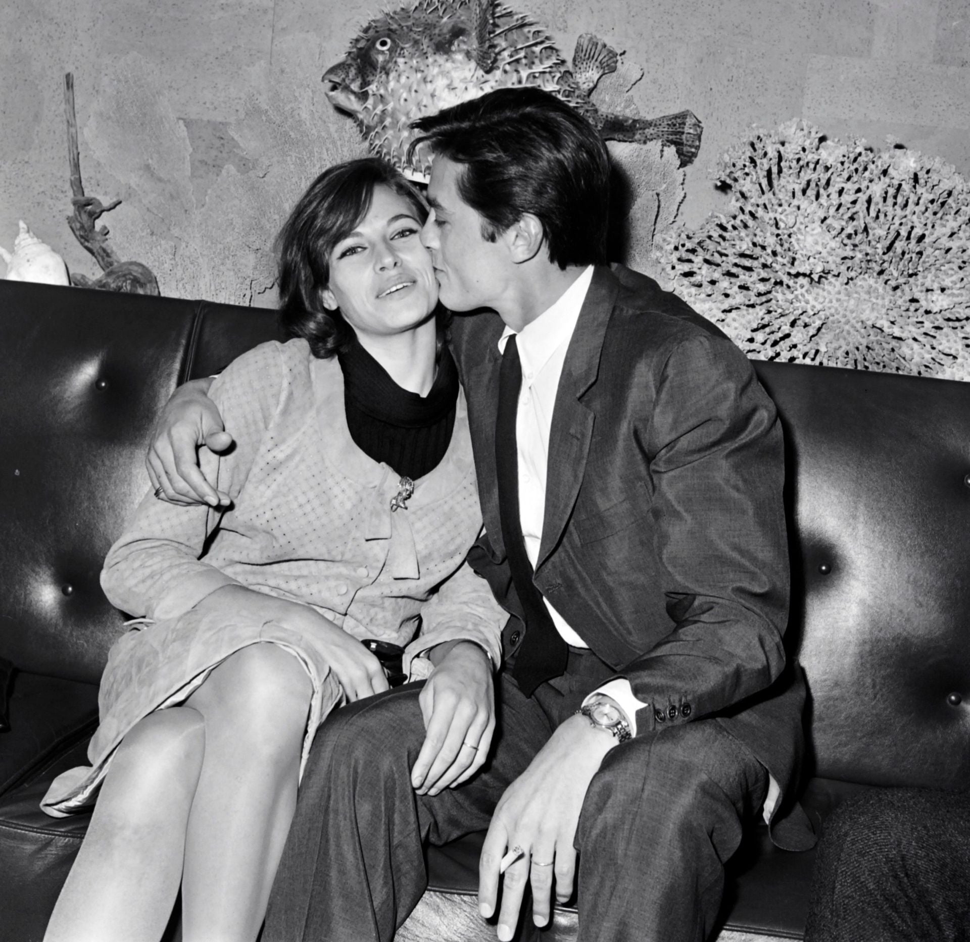 Foto tomada el 25 de agosto de 1967 del actor francés Alain Delon besando a su esposa, Nathalie, en París.