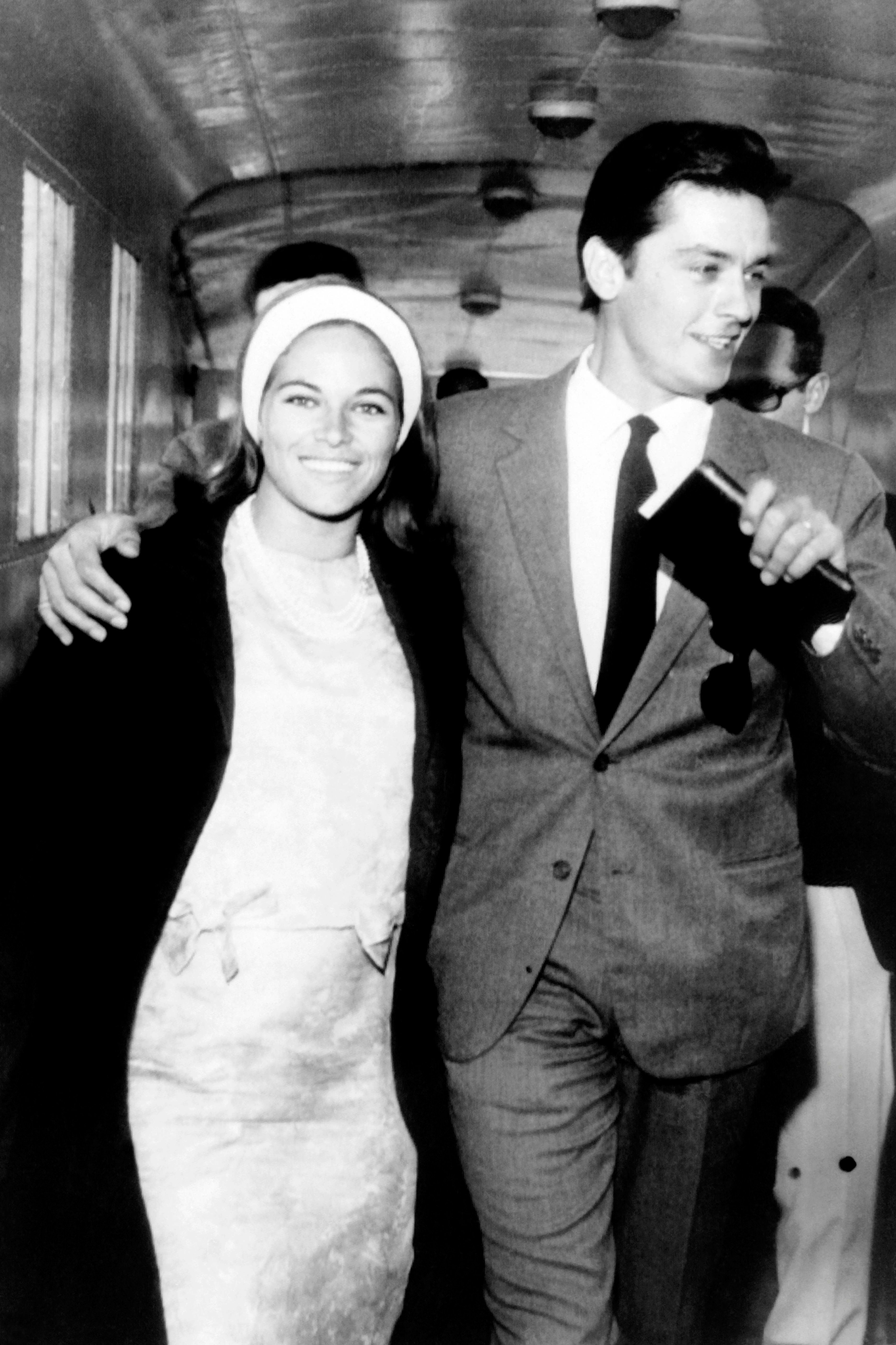 Imagen tomada el 14 de agosto de 1964 del actor francés Alain Delon y su esposa Nathalie el día después de su boda, mientras embarcan en el buque de pasajeros France. 