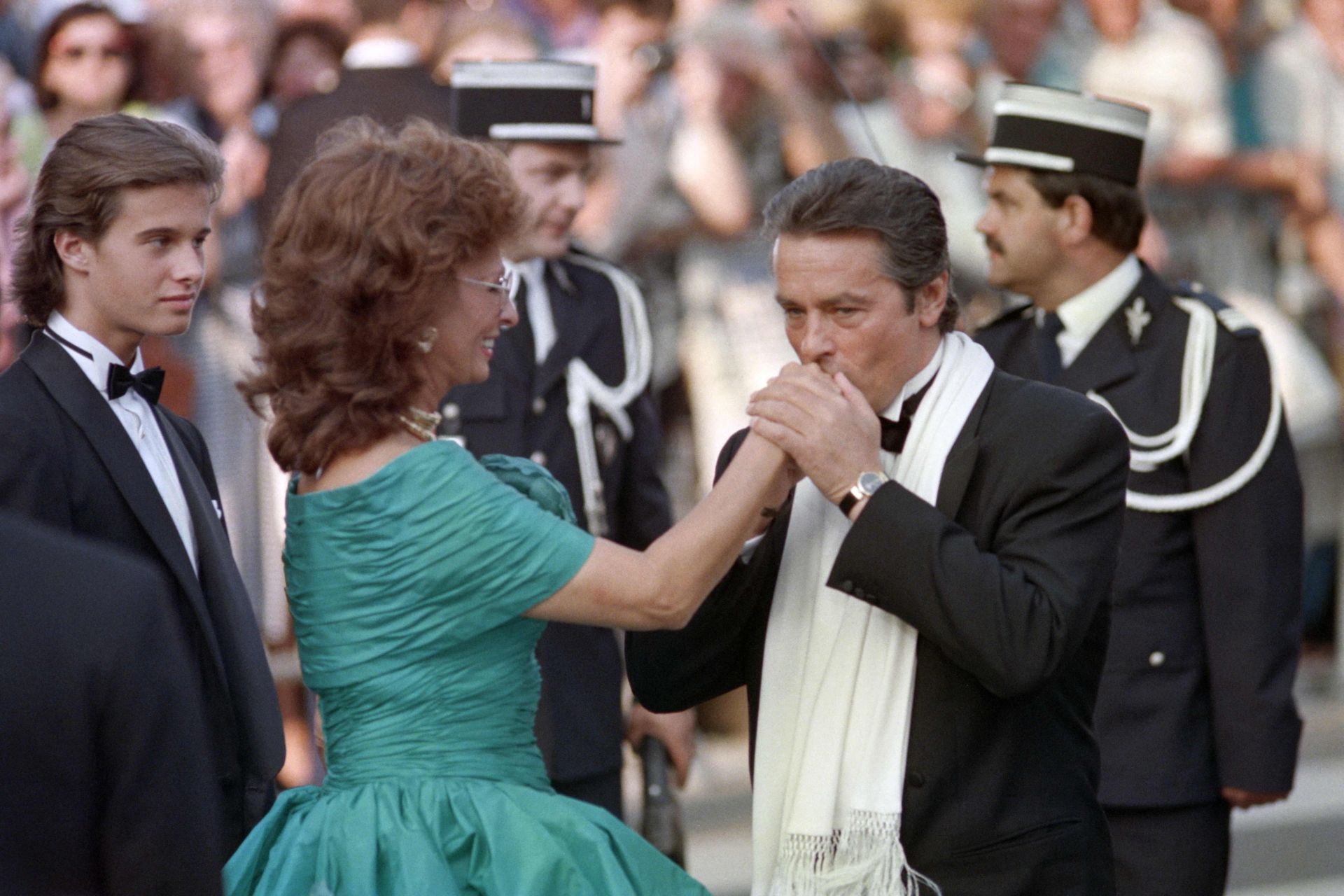 El actor francés Alain Delon besa la mano de la actriz italiana Sofía Loren durante la Ceremonia de Apertura de la 42 edición del Festival de Cine de Cannes en Cannes, en 1989. 