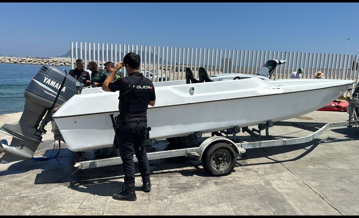 La Policía inspecciona una embarcación empleada para el tráfico de drogas.