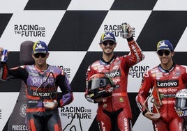 El podio del GP de Austria, con Francesco Bagnaia en primer lugar, Jorge Martín en segundo y Enea Bastianini en tercer