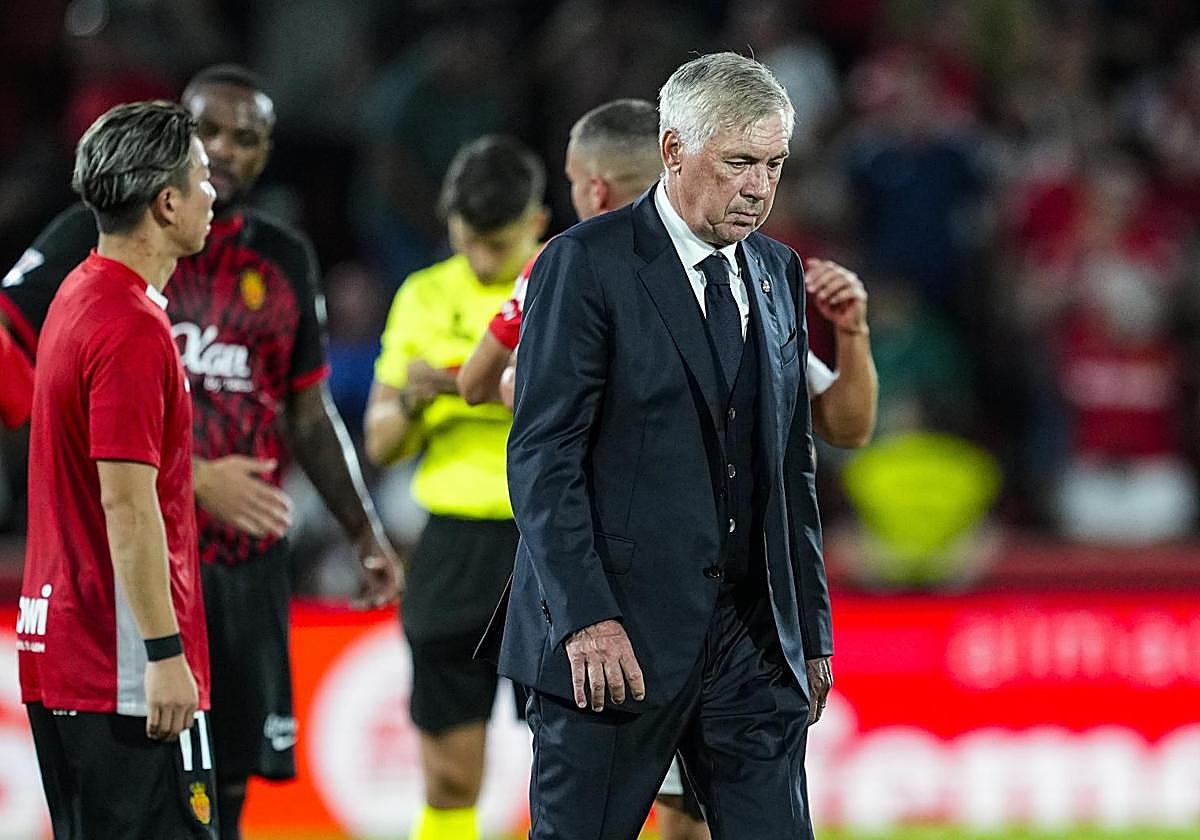 Carlo Ancelotti, preocupado tras el final del partido en Mallorca.