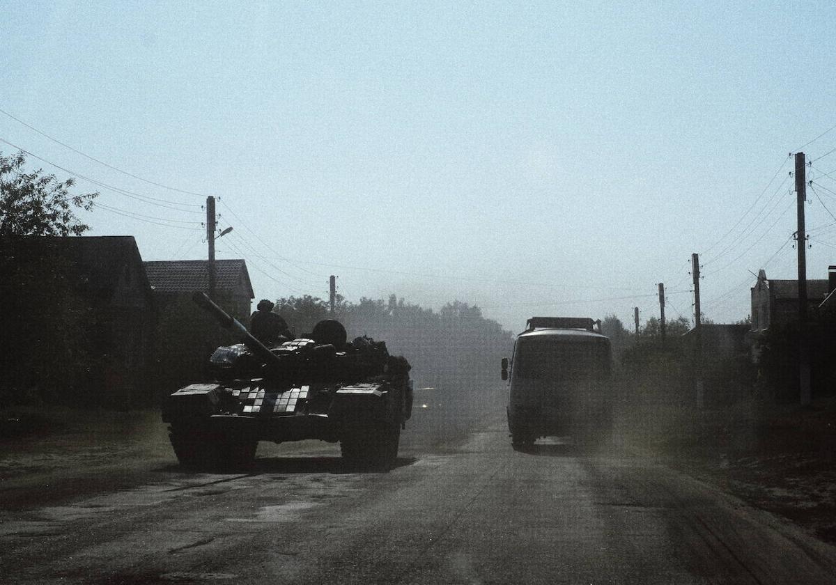 Un autobús pasa junto a un tanque ucraniano en el pueblo de Yunakivka.