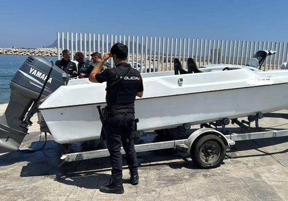 La Policía inspecciona una embarcación empleada para el tráfico de drogas.