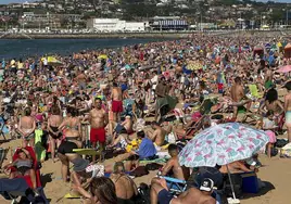 La playa de San Lorenzo, en Gijón (Asturias), abarrotada de turistas a finales de julio.