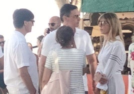 Pedro Sánchez, Begoña Gómez y Salvador Illa, el sábado en Lanzarote.