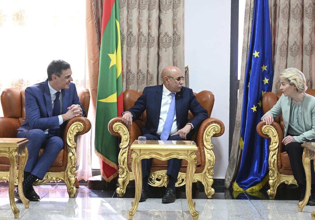 Pedro Sánchez y la presidenta de la Comisión Europea, Ursula von der Leyen, se reúnen el pasado febrero con el presidente de Mauritania.