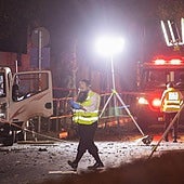 Los equipos de seguridad y rescate israelíes trabajan en el lugar del atentado.