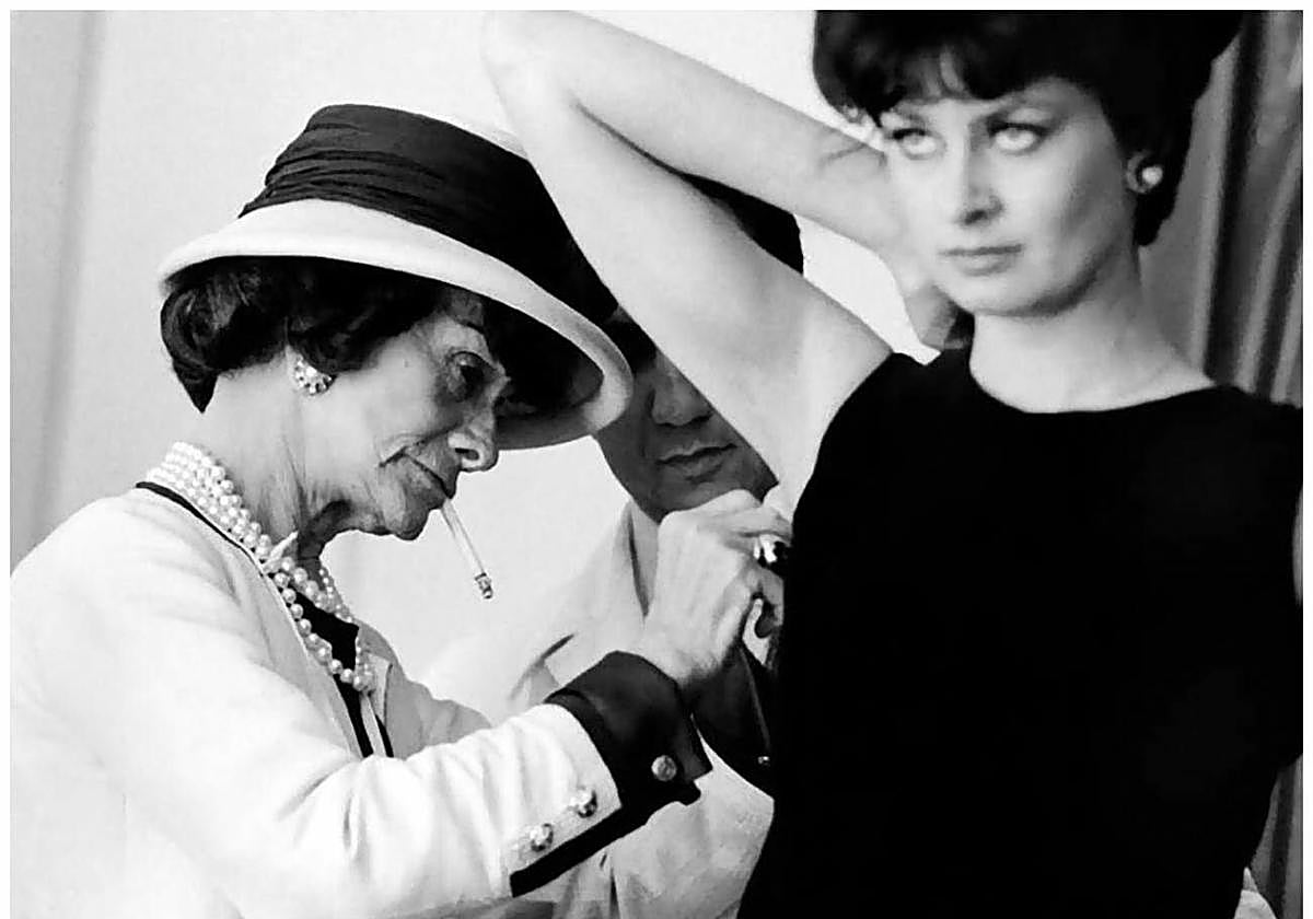 Coco Chanel, en su taller.