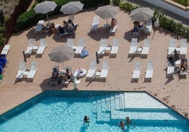 Vista de la piscina de un hotel de Ibiza.