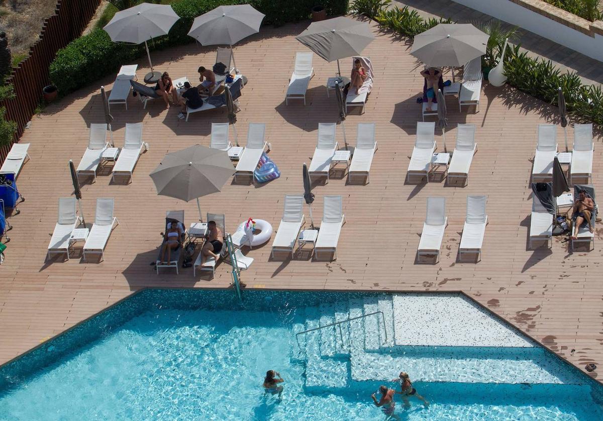 Vista de la piscina de un hotel de Ibiza.