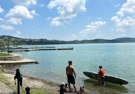 Panorámica del Lago di Viverone, donde los italianos se bañan y practican el esquí acuático.