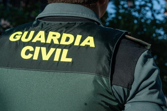 Imagen de un agente de la Guardia Civil en Mocejón (Toledo).