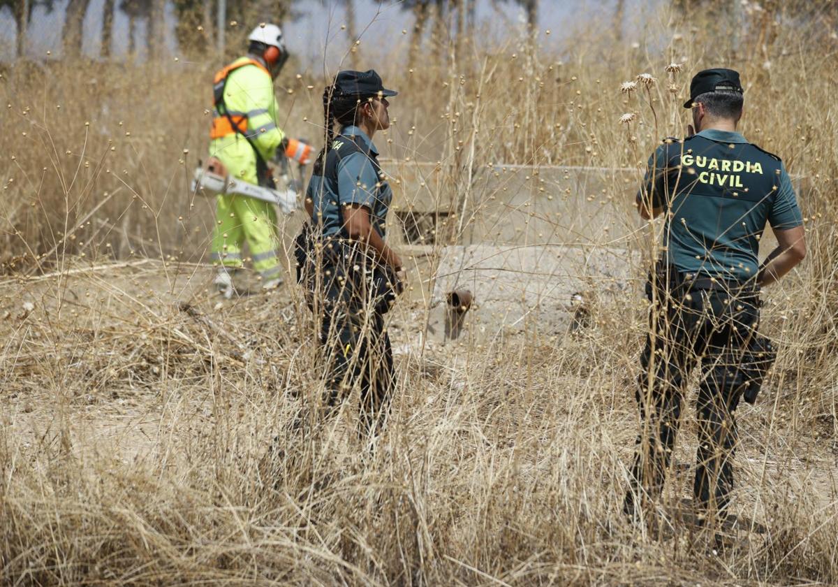 Unidades especiales de la Guardia Civil continúan buscando el arma que mató a Mateo.