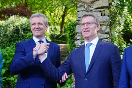 El presidente de la Xunta de Galicia, Alfonso Rueda y el líder del PP, Alberto Núñez Feijóo, durante el acto de su toma de posesión en Santiago de Compostela