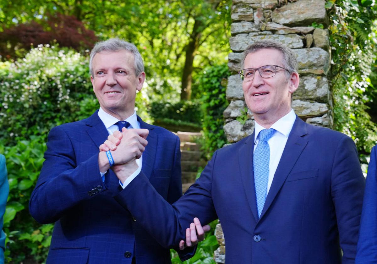 El presidente de la Xunta de Galicia, Alfonso Rueda y el líder del PP, Alberto Núñez Feijóo, durante el acto de su toma de posesión en Santiago de Compostela