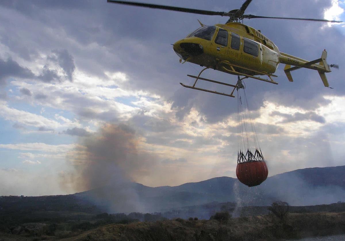 Foto de archivo de un helicóptero y su balde de agua como el que actuó este sábado en Alía