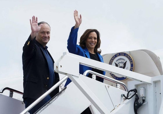 Douglas Emhoff y Kamala Harris saludan desde la escalerilla del Air Force Two en Maryland.