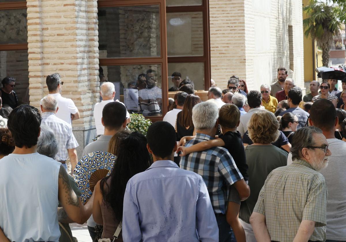 El féretro con los restos mortales del pequeño Mateo, el niño de 11 años que fue asesinado el pasado domingo mientras jugaba al fútbol con unos amigos, llega a la iglesia